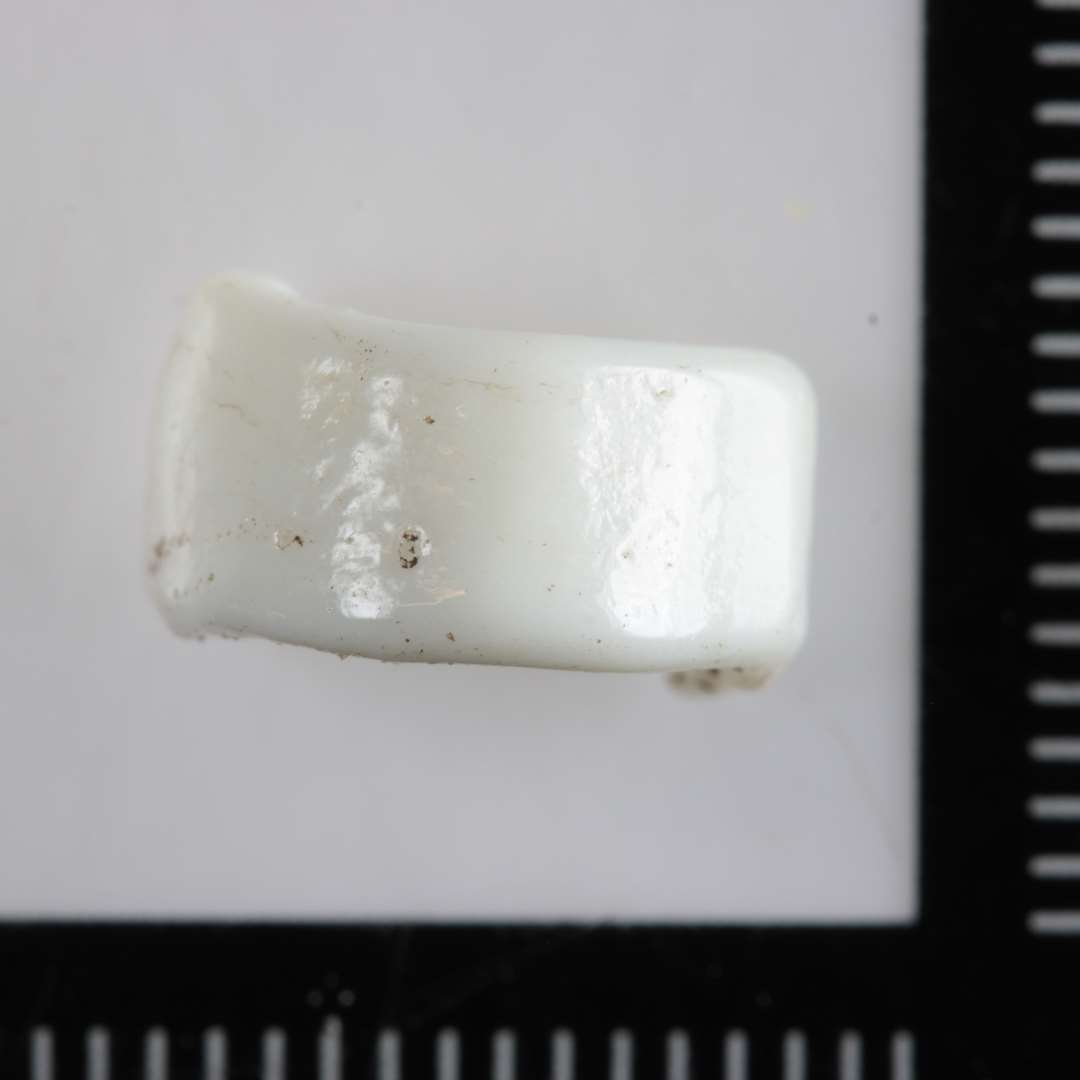 3 fragmenter af tre forskellige, cylindriske perler af uigennemsigtigt, hvidt glas.