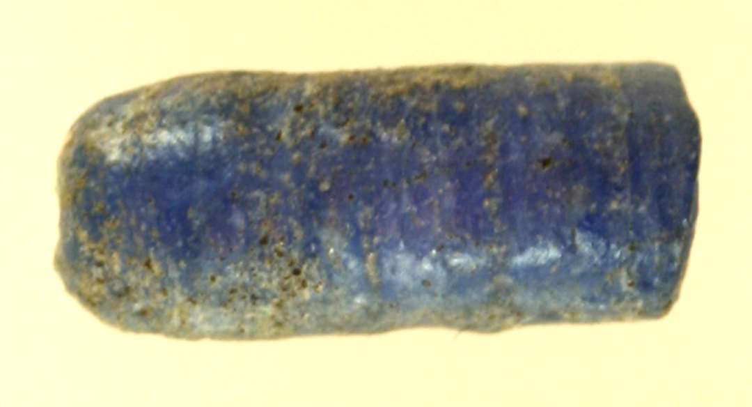 1 cylindrisk perle af opakt, blåt glas, spaltet på langs.