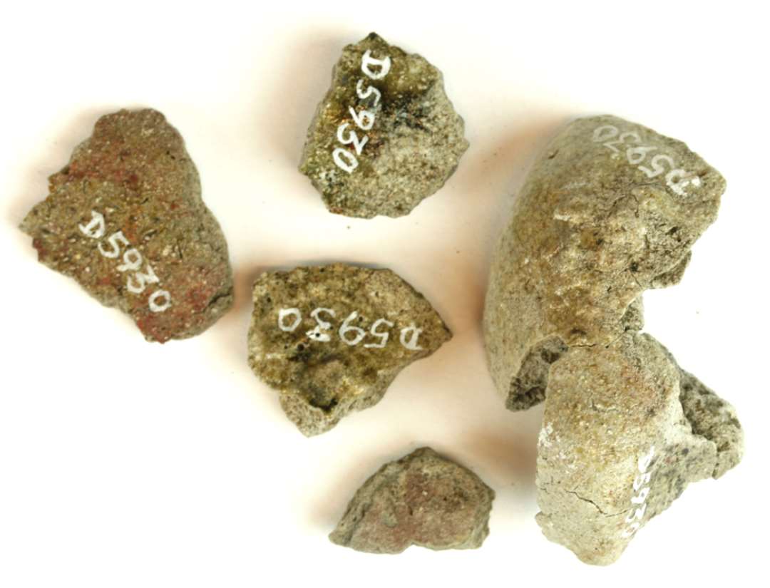 1 samling fragmenter af smeltedigel af porøst finmagret lergods. Flere skår sammenlimede.