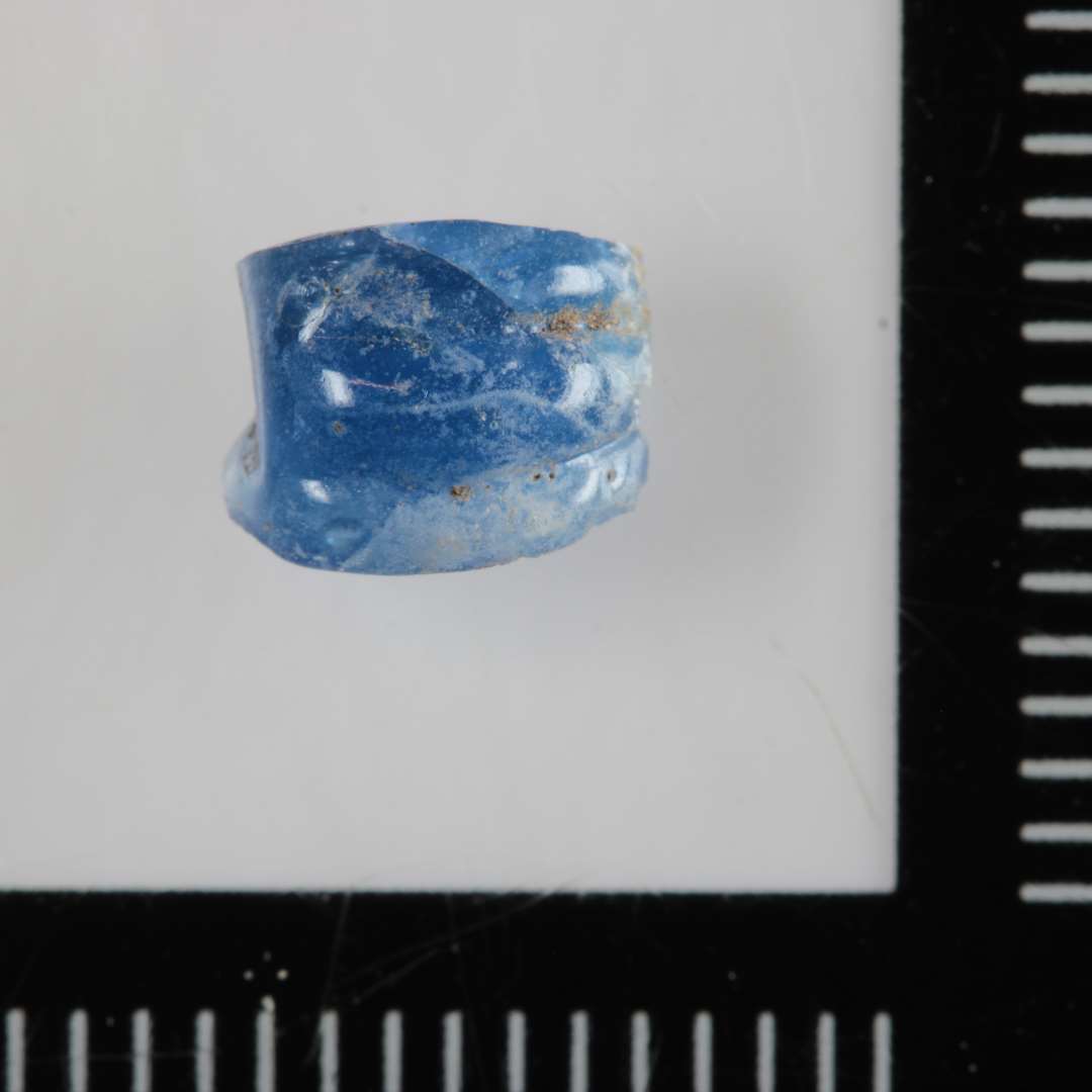 1 fragment af melonfomet perle af gennemsigtig blåt glas.