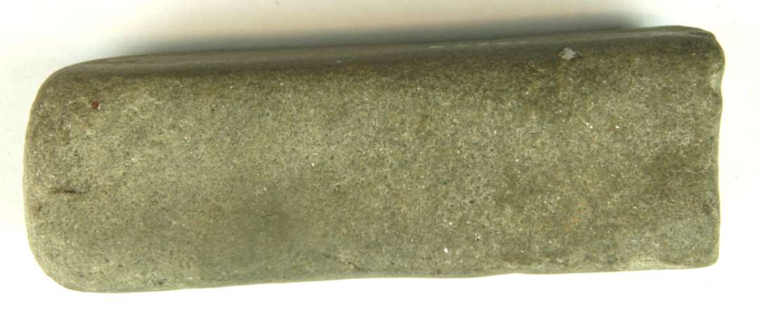 1 stangformet hvæssesten af lysegrå bjergart. Stenen har uregelmæssig kvadratisk tværsnitsform med nedslidning på midterpartiet. Største tværmål : 3 x3,3 cm. L : 9,3 cm.