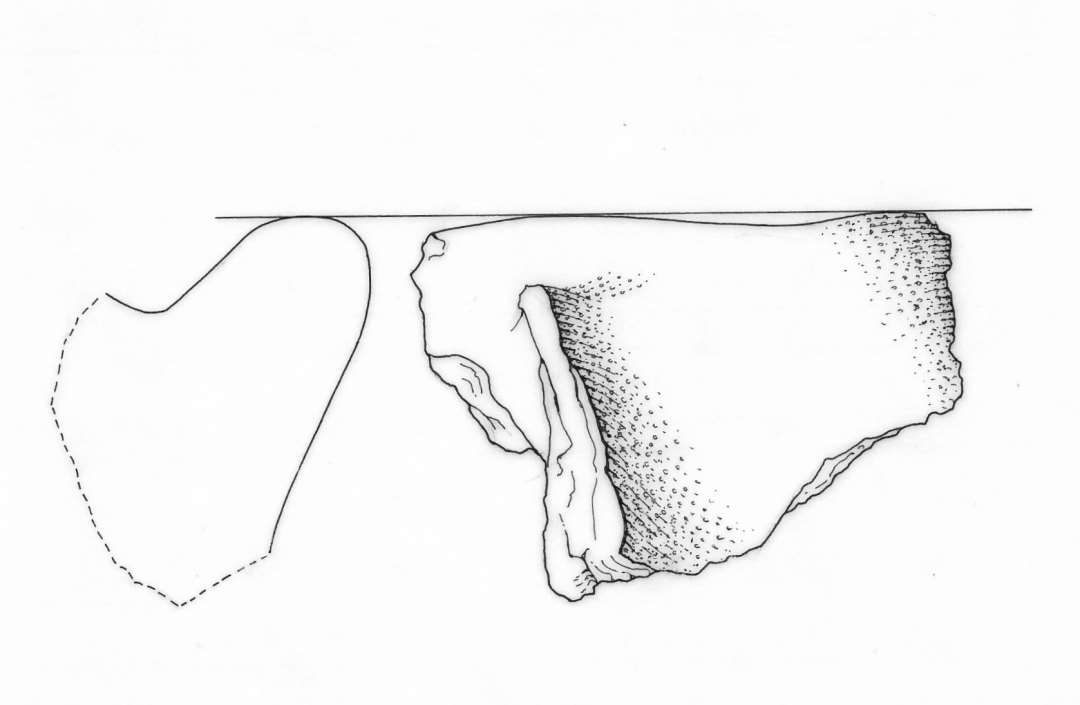 1 mundingsrandskår af gråbrunligt, magret lergods fra såkaldt svaleredekar. Kun ubetydelige rester af den svaleredeformede tud og den bagvedsiddende ophængningsbøjle er bevaret, gruppe 4.