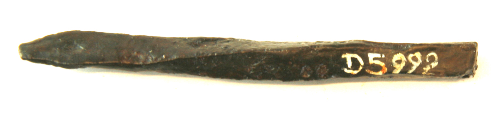 1 jernbor, fladt udformet i den ene ende, tilspidset i den anden ende. L : 9,6 cm.