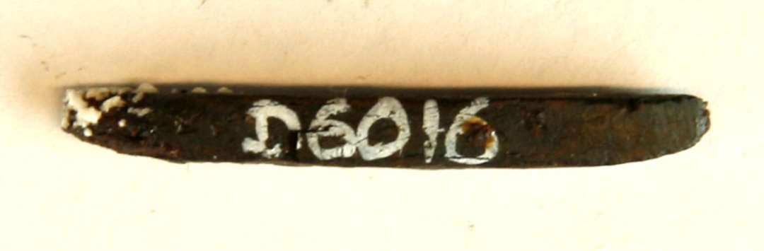 4 fragmenter af korroderede jernsøm, heraf 1 ubetydeligt fragment. L : 3,3 cm.