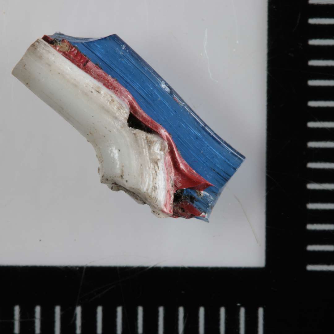 Stump af glasstang med blå, hvid og rødbrun stribe