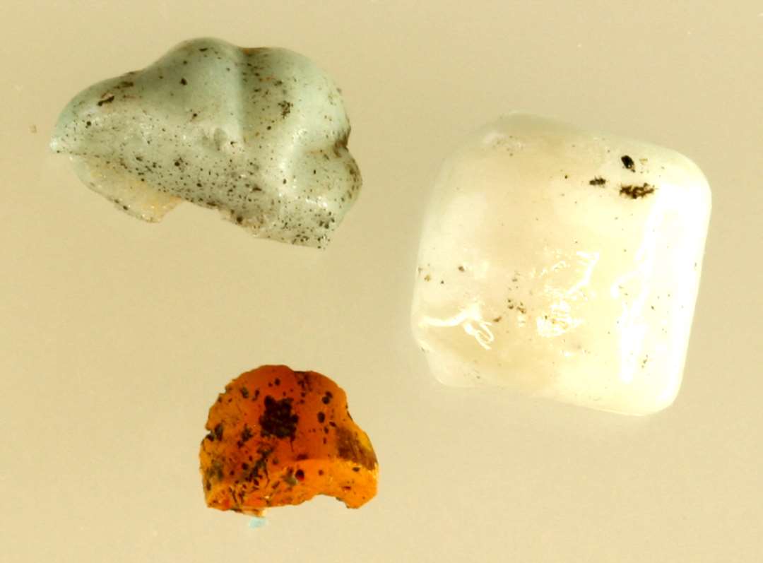 3 fragmenter af perler, forskelligt farvet glas.