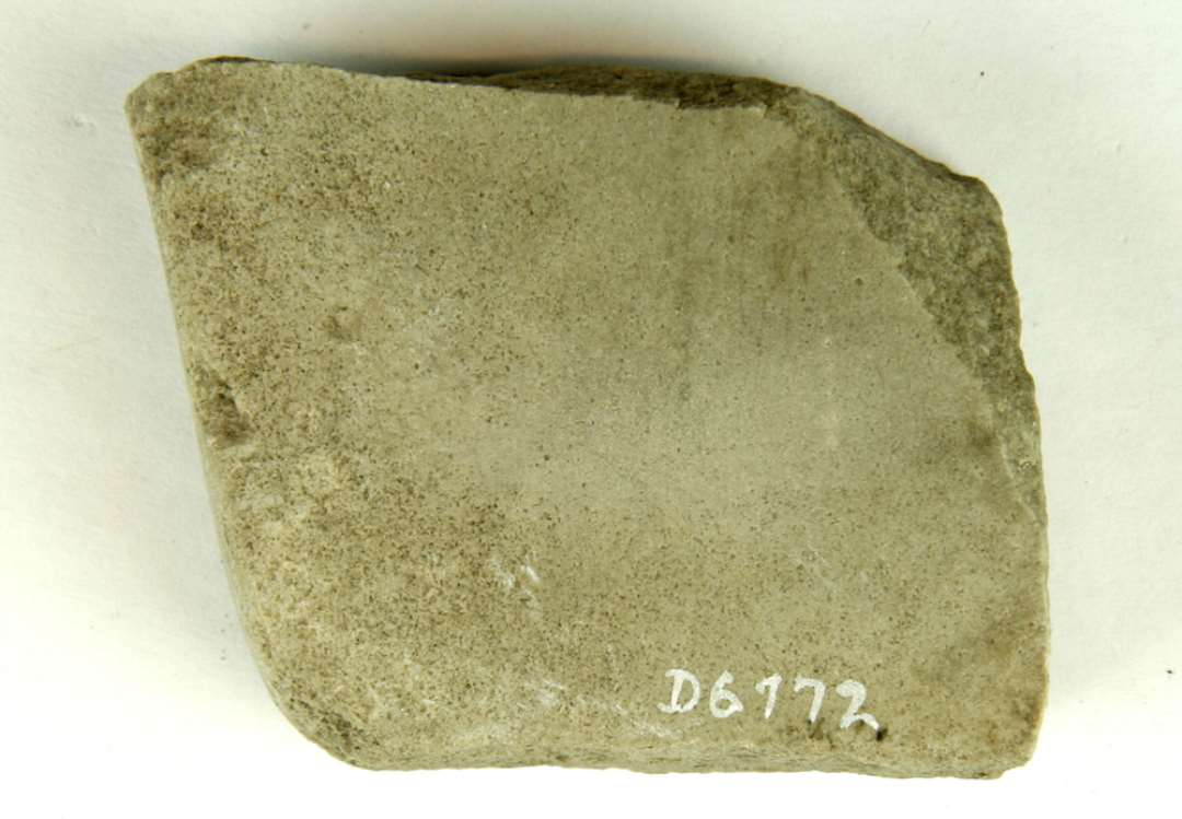 1 fragment af hjørnet af en sandstensslibesten. Største mål: 7 cm.