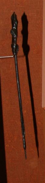 1 stangformet perledorn betegnet FZ forsynet med et næsten borttæret træhåndtag ( ca. 9 cm langt ) i den ene ende, og afsluttet med en nåletynd delvis afbrudt spids i den anden ende. Selve stangen har uregelmæssig cirkulær ( ca. 0,5 cm i diameter ) til rektangulær  ( ca. 0,3 x 0,6 cm ) tværsnitsform med brat overgang til den nåleformede spids, der er bevaret i 2,4 cm længde. Total længde ca. 29,5 cm.