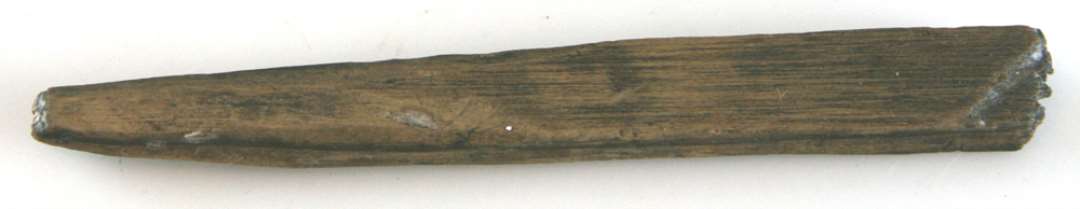 1 tilskåren træpind, brudt i begge ender. Længde: 14,3 cm.