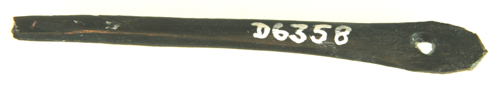 1 gennemboret bennål, hvis spids er brækket af. Længde: 7,5 cm.