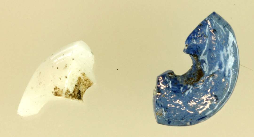 2 fragmenter af glasperler.