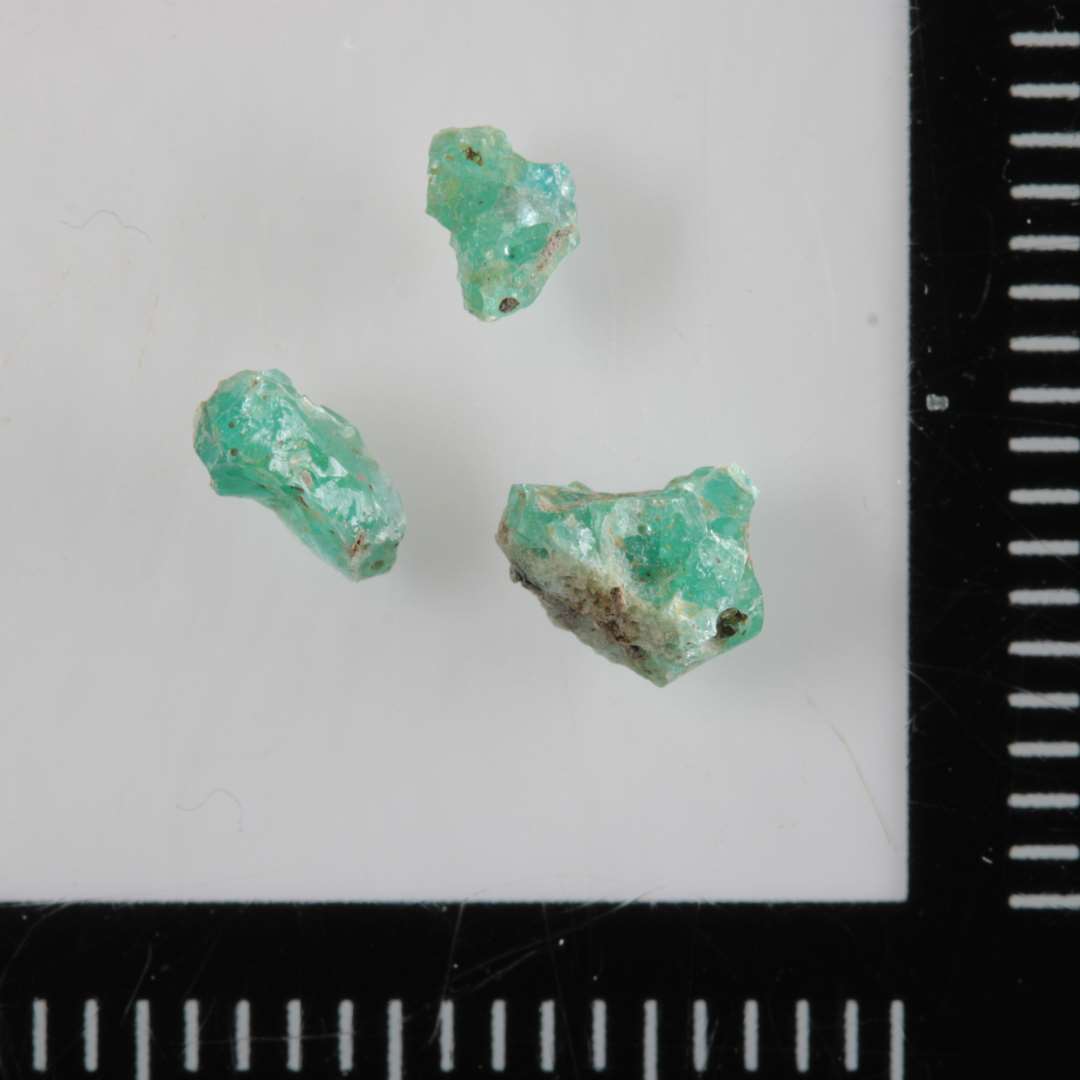 3 knuste fragmentstumper af sintret, grønligt, uigennemsigtigt glas.