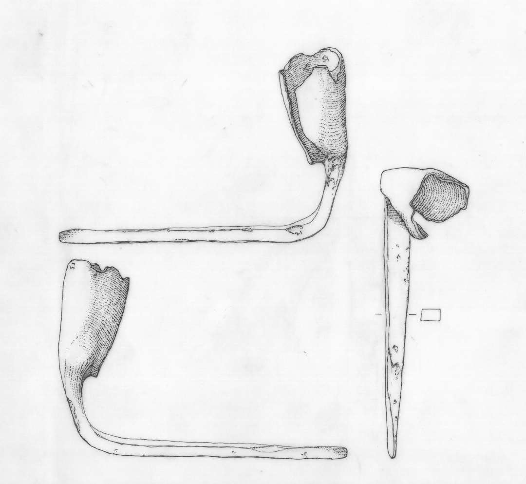 1 forrustet lysepibe af jern. L. ca. 8,8 cm. H. ca. 6 cm.