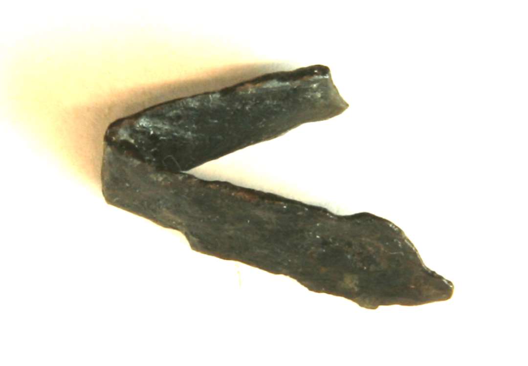 En stump ombukket jern. Største længde: 3 cm.