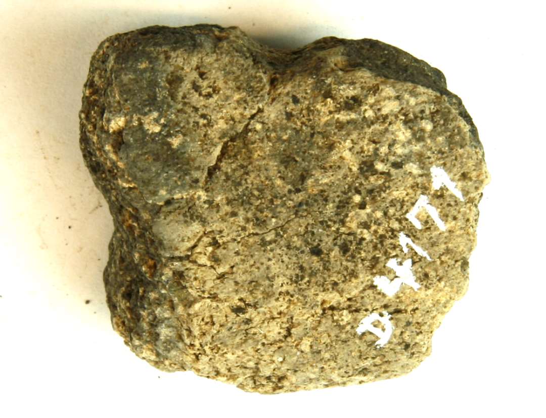 1 fragment af discosformet vævevægt af gråbrunlig lermasse. Største mål: 5,5 cm.