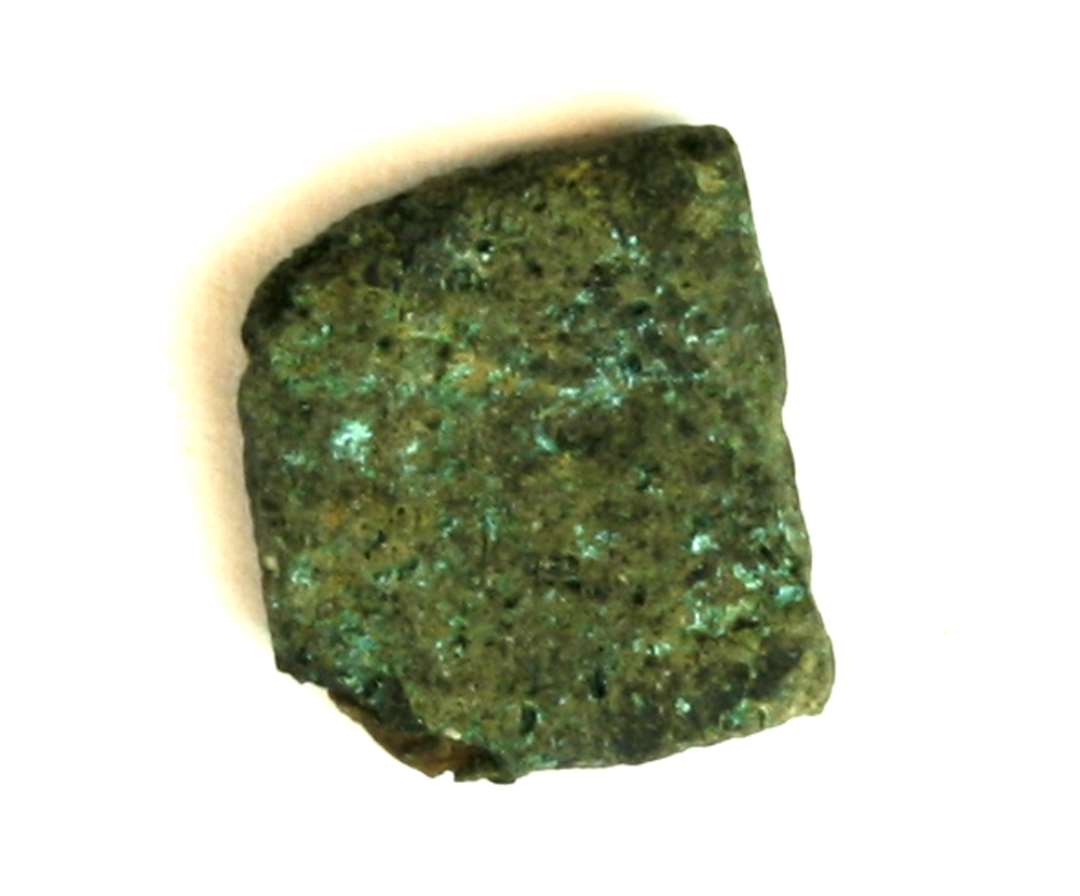 1 lille omtrent firesidet stykke bronze 1,1 x 1,25 cm. Tyk. 0,25 - 0,3 cm 