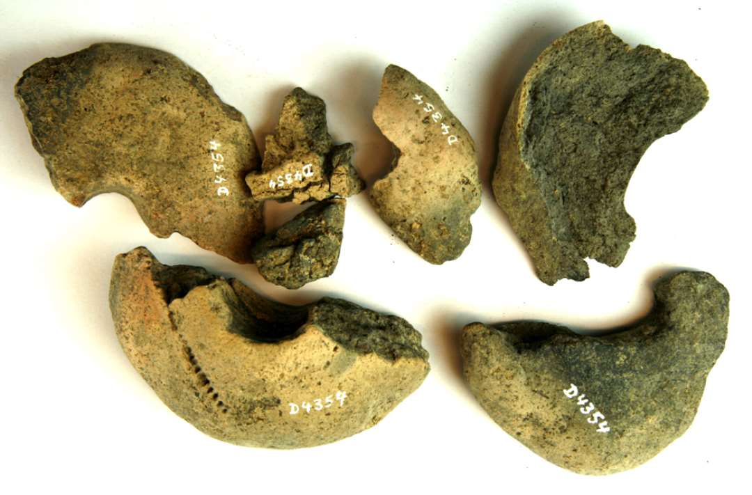 6 fragmenter af vævevægte af ler. Det ene med kamaftryk. Største mål: 4-9 cm.
