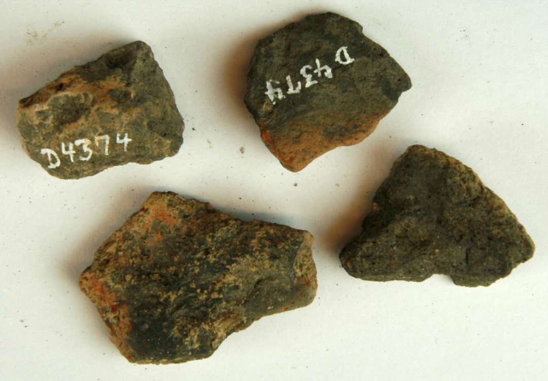 4 fragmenter af vævevægt af ler. Største mål: 2,5-3,5 cm.