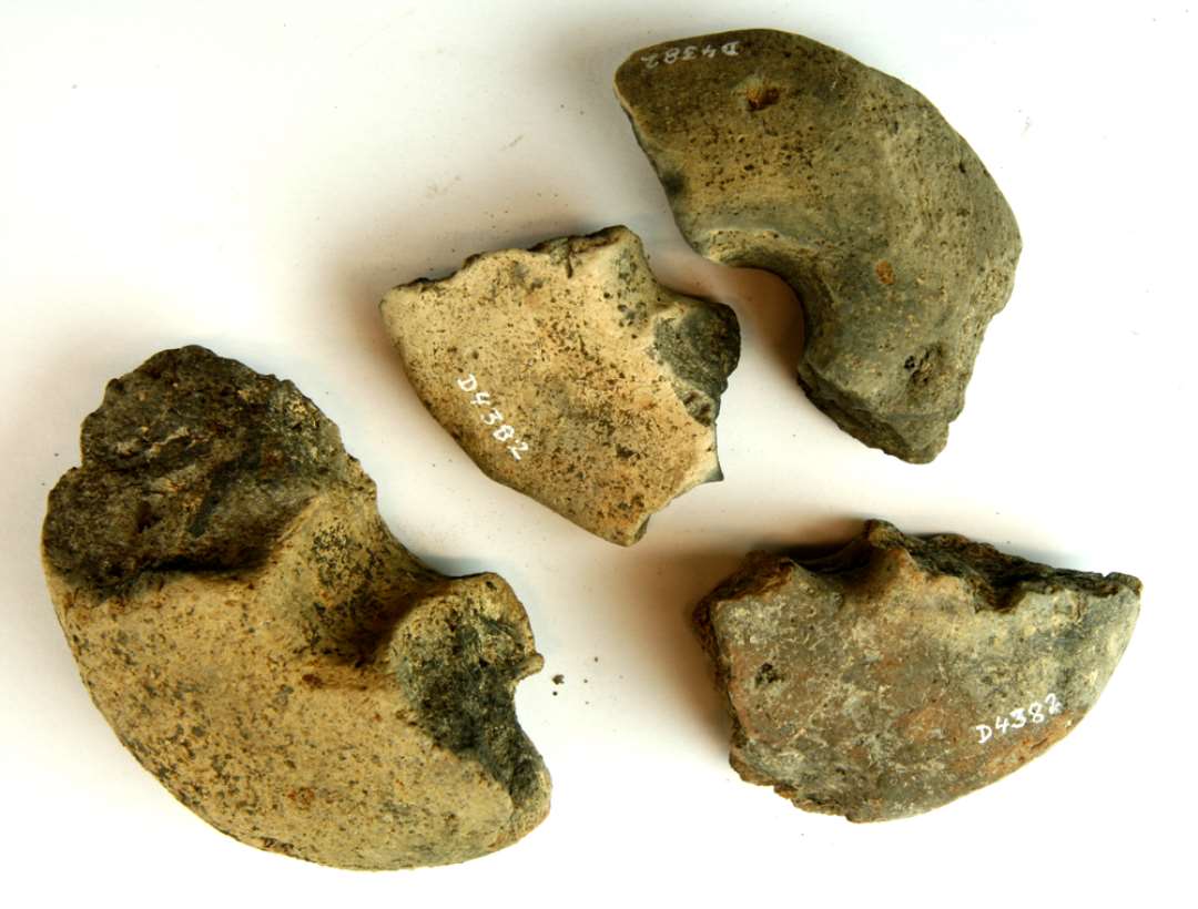 4 fragmenter af vævevægte af ler. Heraf et med stempelornamentik. Største mål: 5,5-10 cm.