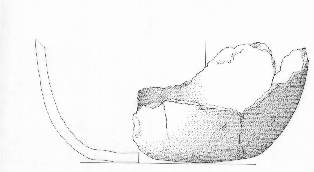 Bunden og lidt af siderne ( samlet af 3 store skår ) af kar af groft magret, gråbrændt gods, gruppe 4.