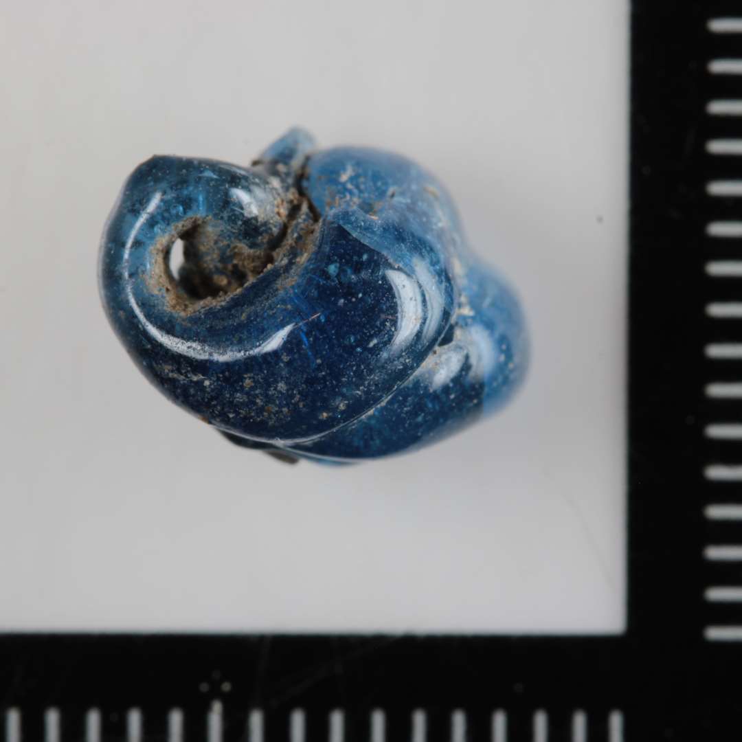 1 fragment af en snoet, blå glasknop.