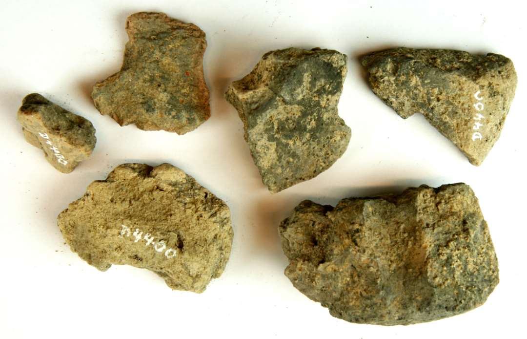 6 fragmenter af vævevægte af ler. Største mål: 3-7 cm.
