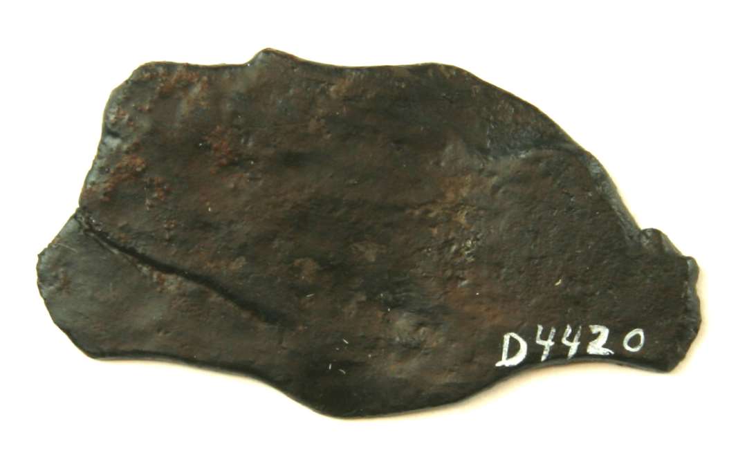 jern af flad, uregelmæssig form, ca. 5,8 x 3,4 cm.