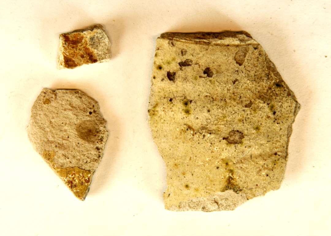 3 sideskår af pibelersagtigt gods med spor af glasur på ydersiden sandsynligvis fra forskellige kar, gruppe 1. Nordfransk