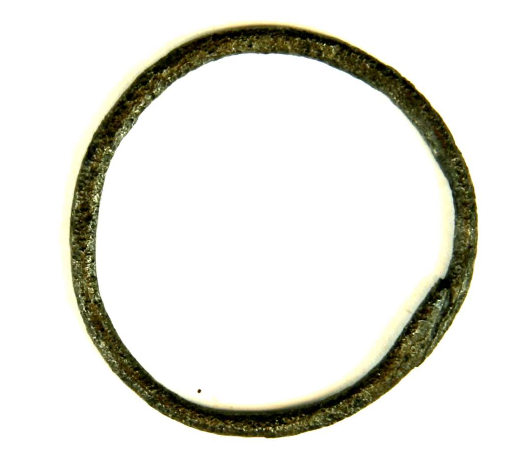 1 hel jernring fremstillet af en trind jerntråd ca. 0,25 x 0,3 cm. Ringens ydre mål : 4,25 x 4,35 cm.