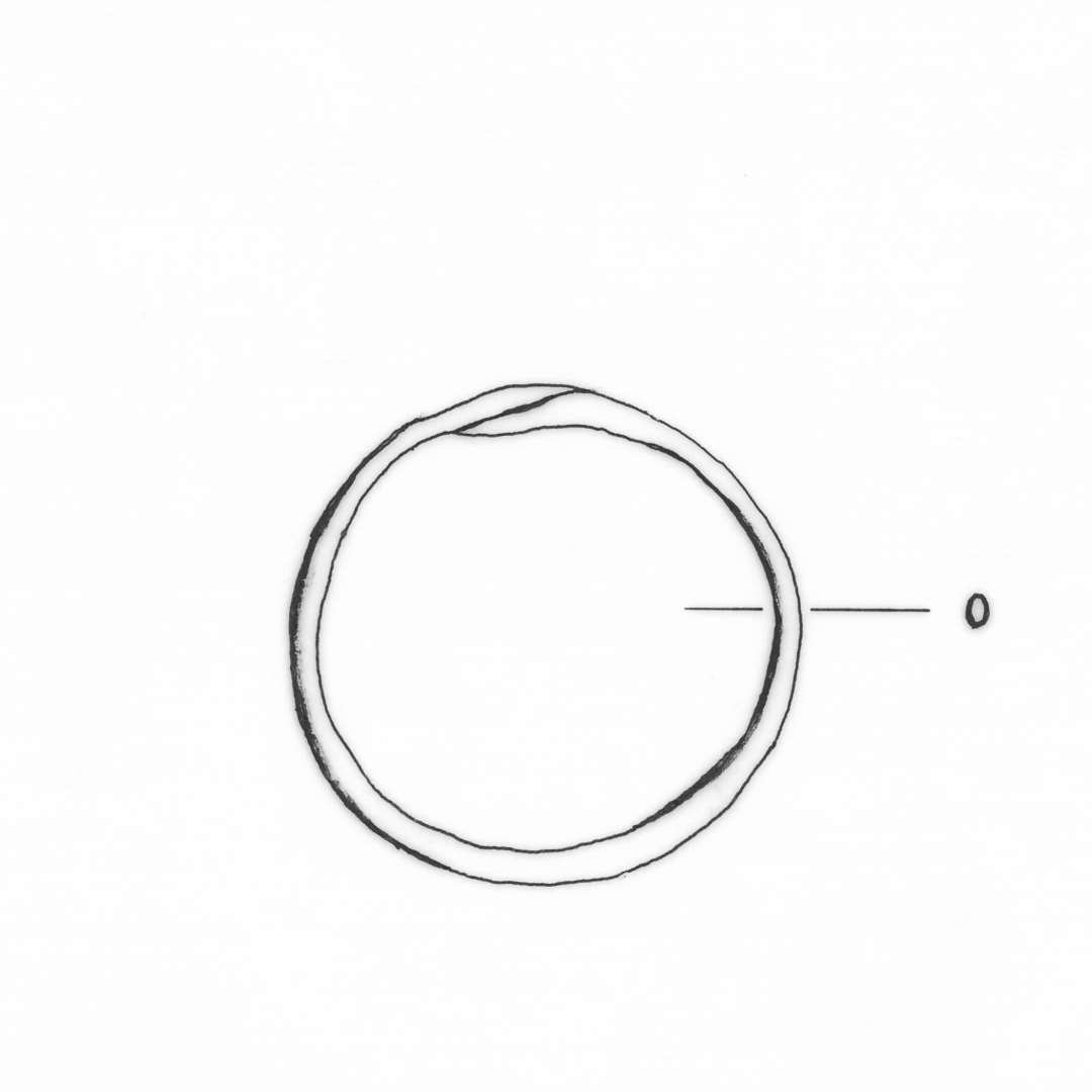 1 hel jernring fremstillet af en trind jerntråd ca. 0,25 x 0,3 cm. Ringens ydre mål : 4,25 x 4,35 cm.