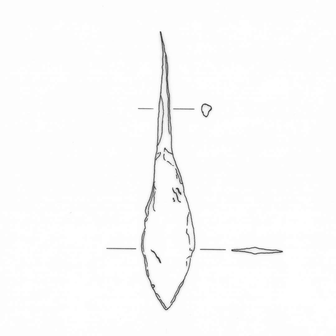 1 lancetformet pilespids af jern med spids skafttunge. L : ca. 9 cm.