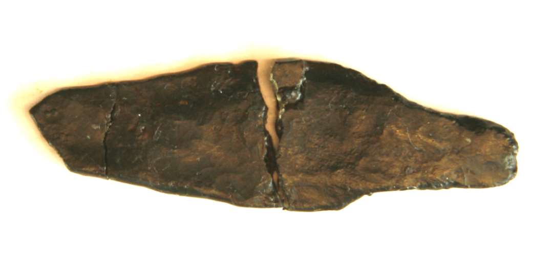 1 fragmenteret forrustet knivsblad af jern med afbrudt spids og skafttungeende. L : 4,8 cm.