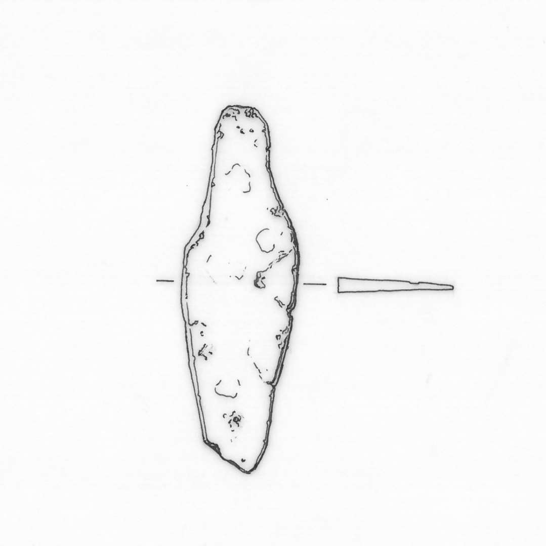 1 fragmenteret forrustet knivsblad af jern med afbrudt spids og skafttungeende. L : 4,8 cm.