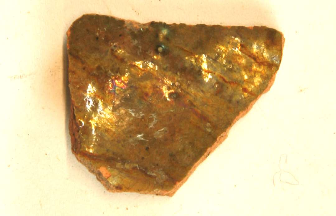 1 halsskår af rødbrændt lergods med svagt grønlig blyglasur på ydersiden, gruppe 1.