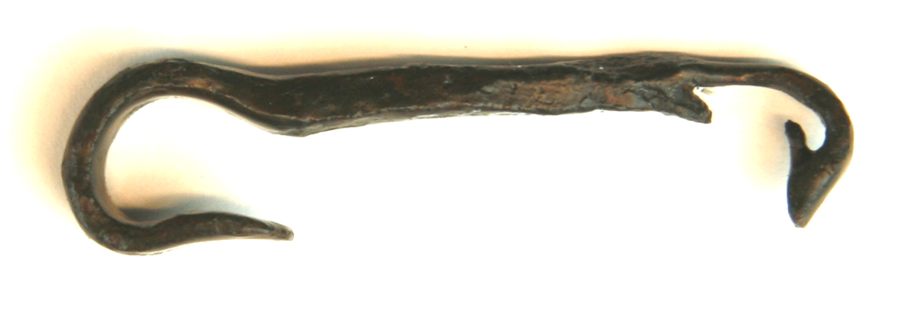 1 jernhaspe tildannet af kantet jernstang, hvis ene ender er krogformig ombøjede. Den anden til en kort krog. Længde 6,3 cm.