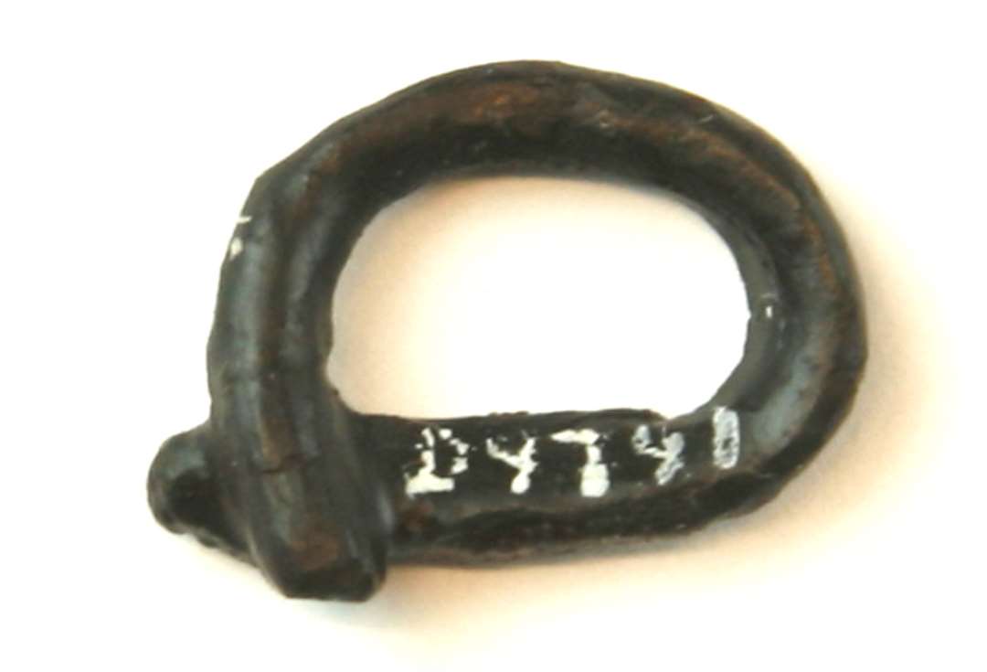 Ring af jern, dannet af en bøjet jernstang. Diameter: 2,5 cm.