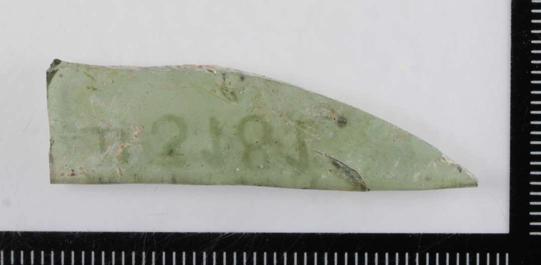 1 fragment af vinduesrude af grønligt glas. Største mål: 4,3 cm.