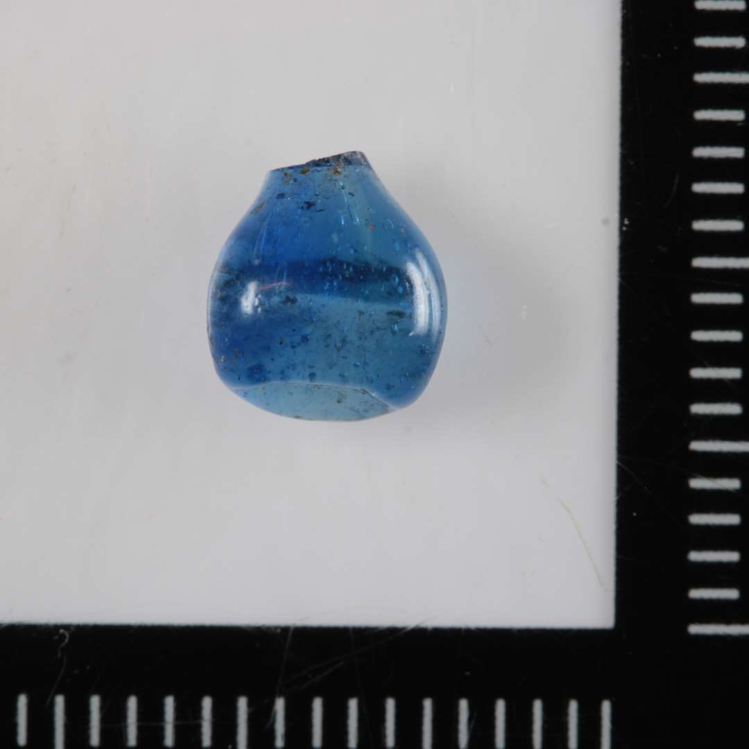 En klump blåt, gennemstigtigt glas 