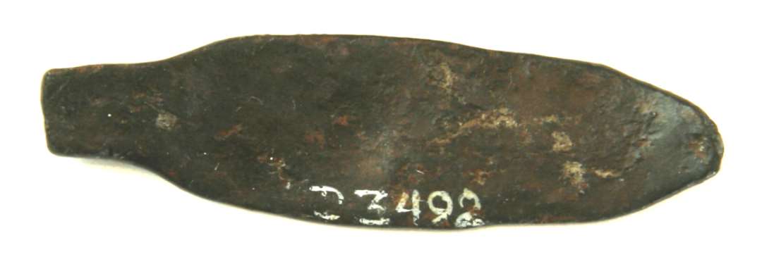 1 aflangt stykke jern udhamret i bred flad form med afsmalning mod enderne 1,6 cm. bredde 1,7 cm. Spatellignende redskab?