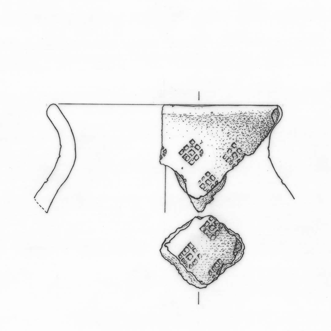 1 mundingsrandskår af gråbrændt, magret lergods med glat udadbøjet rand. Hals og skulder er prydet med indstemplede rhombeformede kvadrater, hvoraf hvert enkelt består af  3 x 3 mindre kvadrater, gruppe 5.