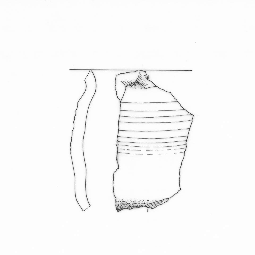 1 skulderskår af grågulligt magret lergods fra kar med udadbøjet rand og svage omkringløbende furer på skulderryggen, gruppe 10.  