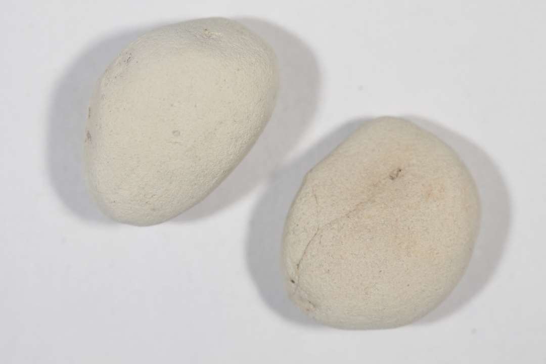 To små runde stykker kridt- eller kalksten. 