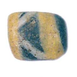 1 fragment af cylinderformet perle af delvis gennemsigtigt blåligt glas med indsmeltede gule kanter, hvorimellem hvide streger i en art zig - zag - forløb.