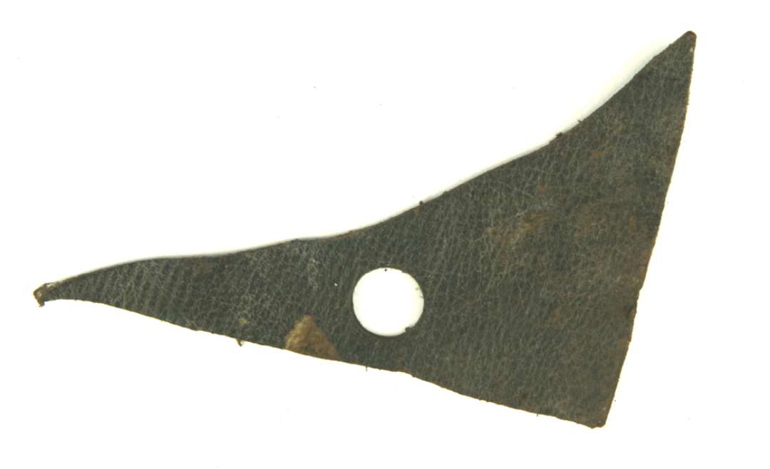 23 læderfragmenter mest i form af forskårne strimler og stumper, enkelte stykker dog med syspor i randen.