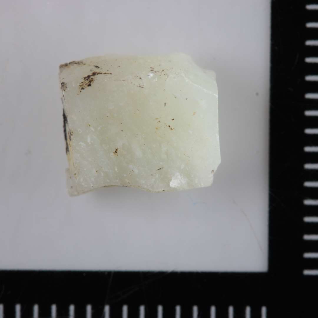 Fragment af mosaikstift af mælket, lysegrønt glas