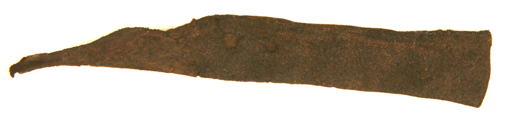 1 afskåret spids af en knivskede samlet med et læderbånd. Længde: 18,5 cm.