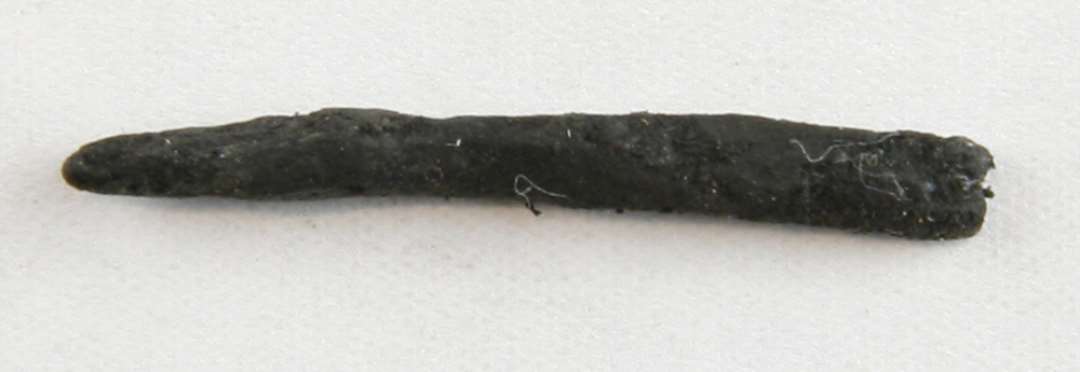 1 forrustet jernsømstump. Længde: 2,9 cm.