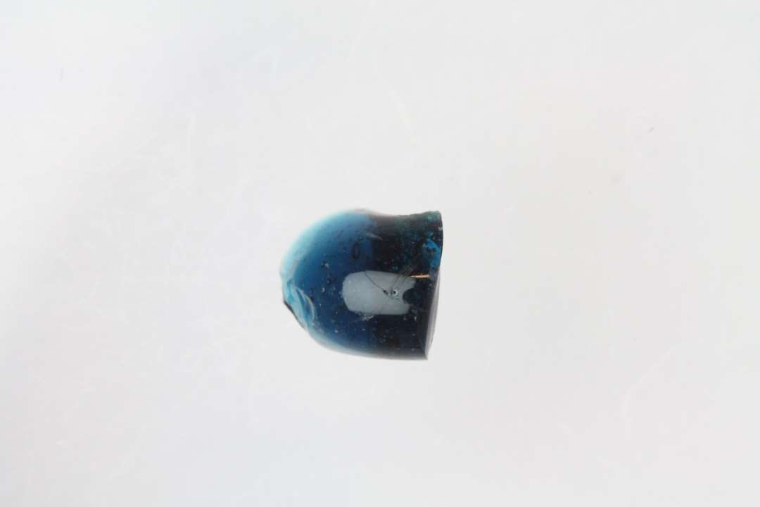 1/4 ringformet perle af blåt, gennemsigtigt glas