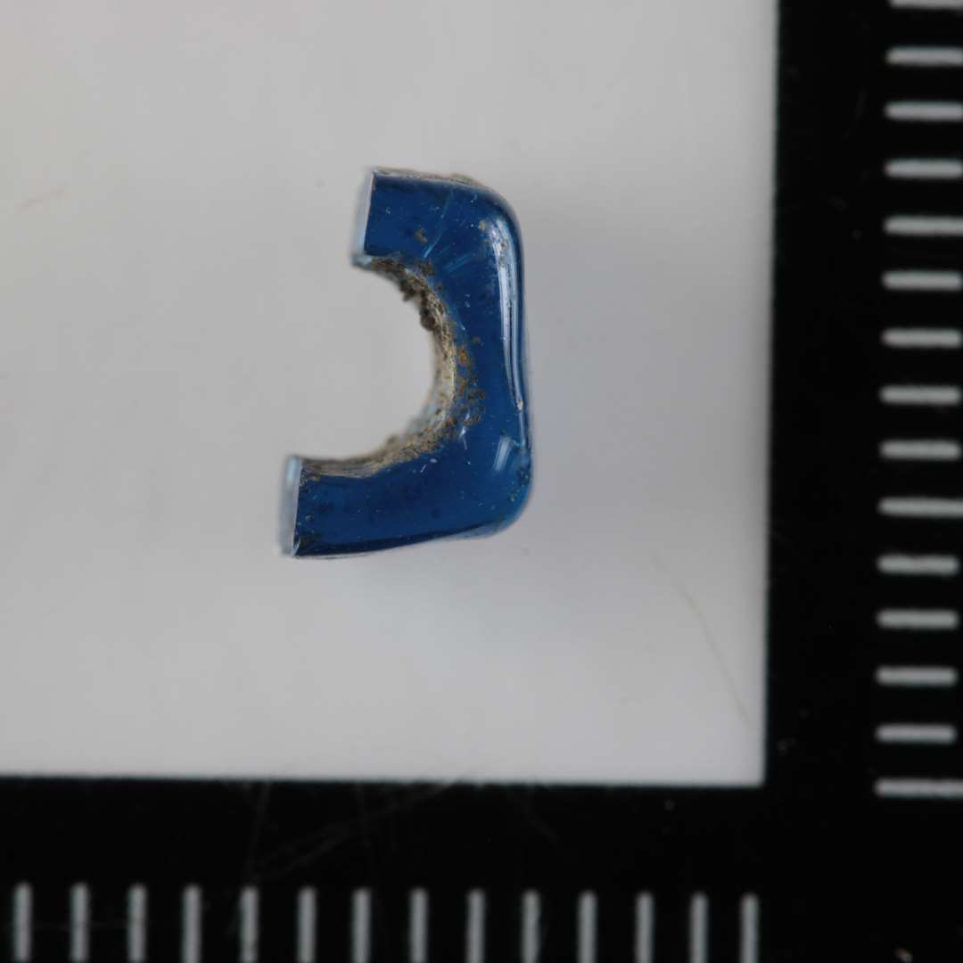½ kubisk perle af blåt, genemskinneligt glas. D: 7 mm
