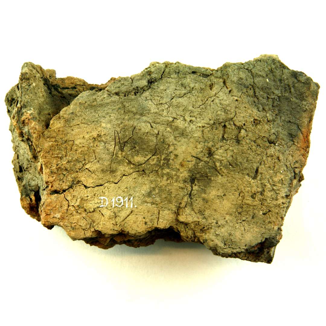 1 klump brændt lerklining af brungulligt farve. Ydersiden er meget ujævnt afglattet, medens indersiden bærer aftryk af kæppefletværk, hvortil er anvendt kæppe med en diameter på ca. 1,5 cm. Højde: ca. 17,3 cm. Bredde: 11,2 cm. Tykkelse: 6,8 cm.